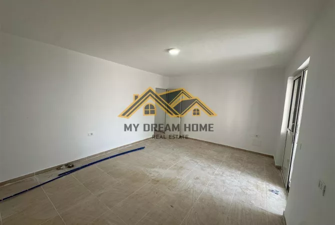 Shtepi ne shitje Apartament ne Durres, Garsoniere, Mobilimi Bosh, pa mobiluar, Pagesa 45,000  Euro.