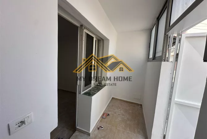 Shtepi ne shitje Apartament ne Durres, Garsoniere, Mobilimi Bosh, pa mobiluar, Pagesa 45,000  Euro.