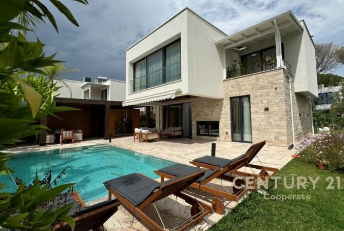 Shtepi ne shitje Vila Luksoze ne Durres, 4+1, Mobilimi E mobiluar, Pagesa 1,300,000  Euro.