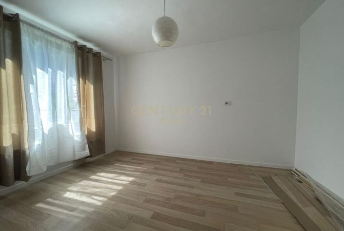Shtepi ne shitje Apartament ne Tirane, 1+1, Mobilimi Bosh, pa mobiluar, Pagesa 74,900  Euro.