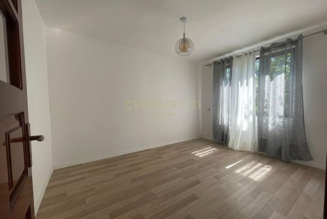 Shtepi ne shitje Apartament ne Tirane, 1+1, Mobilimi Bosh, pa mobiluar, Pagesa 74,900  Euro.