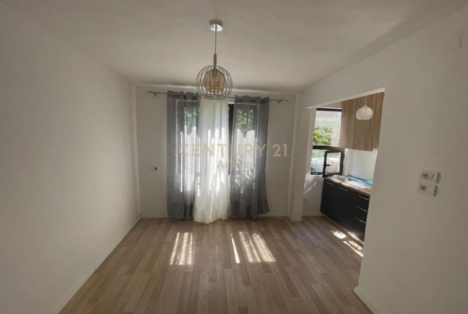 Shtepi ne shitje Apartament ne Tirane, 1+1, Mobilimi Bosh, pa mobiluar, Pagesa 74,900  Euro.