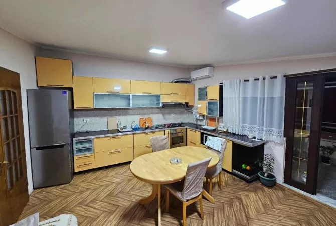 Shtepi me qera Shtepi Private ne Tirane, 2+1, Mobilimi E mobiluar, Pagesa 55,000  Leke.