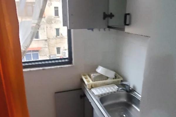 Shtepi me qera Apartament ne Tirane, 1+1, Mobilimi E mobiluar, Pagesa 35,000  Leke.
