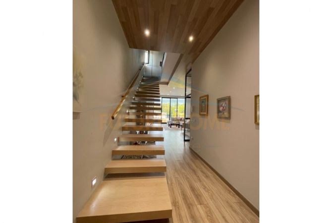 Shtepi me qera 3+1 ne Tirane - 2,500 Euro
