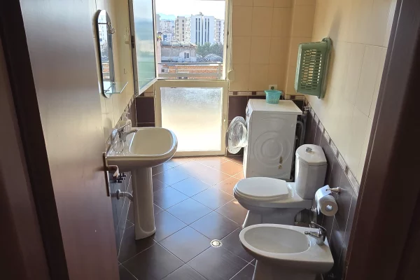 Shtepi me qera Apartament ne Tirane, 2+1, Mobilimi E mobiluar, Pagesa 50,000  Leke.