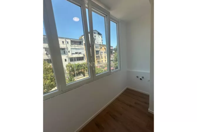 Shtepi ne shitje Apartament ne Tirane, Garsoniere, Mobilimi Bosh, pa mobiluar, Pagesa 95,000  Euro.