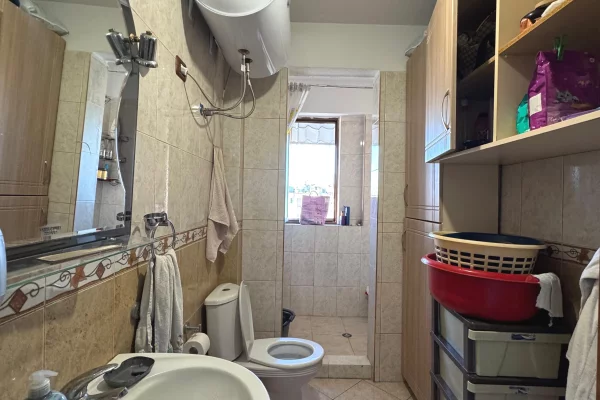 Shtepi ne shitje Apartament ne Tirane, 2+1, Mobilimi E mobiluar, Pagesa 117,000  Euro.