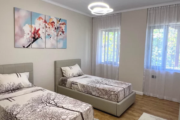 Shtepi ne shitje Apartament ne Tirane, 2+1, Mobilimi E mobiluar, Pagesa 173,000  Euro.
