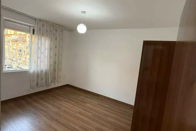 Shtepi me qera Apartament ne Tirane, 2+1, Mobilimi Pjeserisht e mobiluar, Pagesa 45,000  Leke.