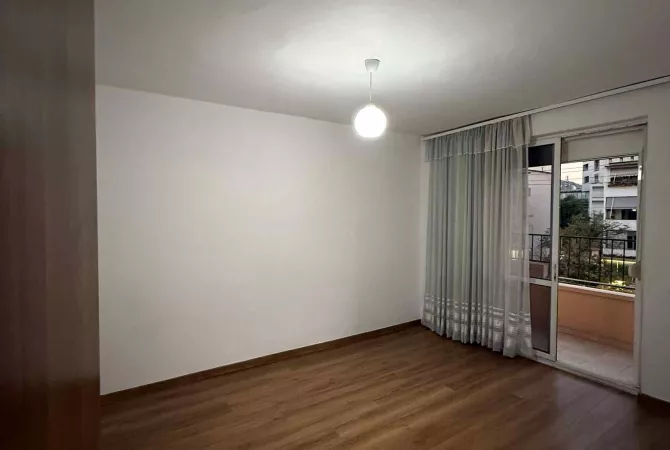 Shtepi me qera Apartament ne Tirane, 2+1, Mobilimi Pjeserisht e mobiluar, Pagesa 45,000  Leke.
