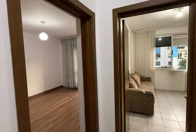 Shtepi me qera Apartament ne Tirane, 2+1, Mobilimi Pjeserisht e mobiluar, Pagesa 45,000  Leke.