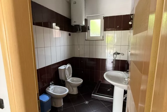 Shtepi me qera Shtepi Private ne Tirane, 1+1, Mobilimi E mobiluar, Pagesa 35,000  Leke.