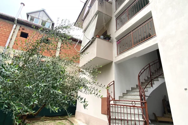 Shtepi ne shitje Vila Luksoze ne Tirane, 2+1, Mobilimi E mobiluar, Pagesa 950,000  Euro.