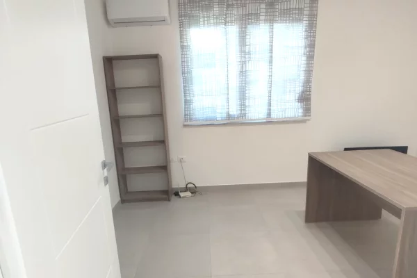 Shtepi me qera Apartament ne Tirane, 2+1, Mobilimi Pjeserisht e mobiluar, Pagesa 600  Euro.