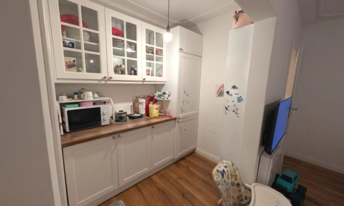 Shtepi ne shitje Apartament ne Tirane, 2+1, Mobilimi E mobiluar, Pagesa 195,800  Euro.