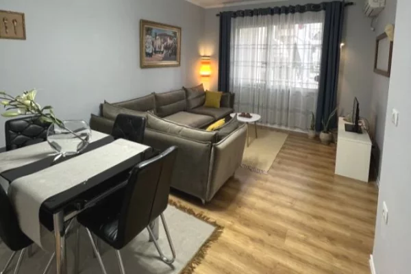 Jepet me qira apartament 2+1 , ne Selvi , perballe Viles Gold