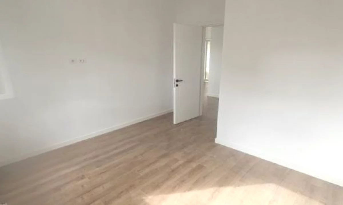Shitet apartament 3+1+2 , tek Pazari i Ri , Qender , Sheshi Skenderbej , Piramida , Bulevardi 