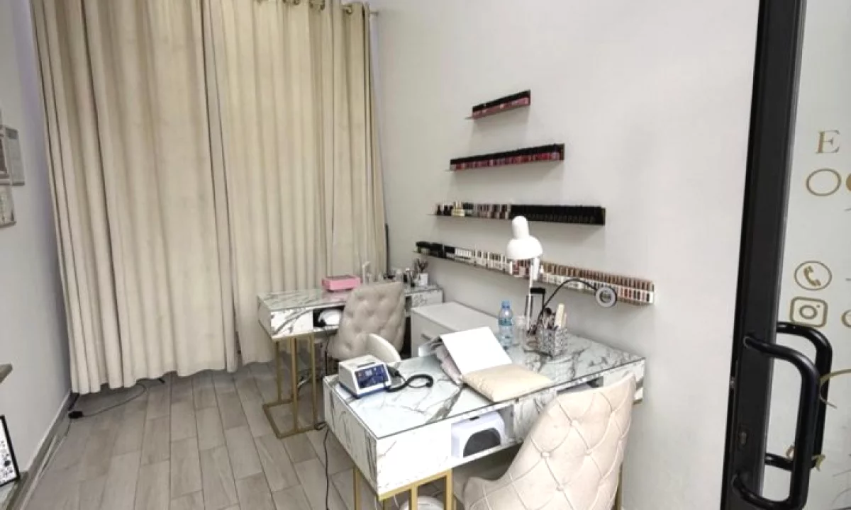 Jepet me qira ambient biznesi , tek 21 Dhjetori , prane Hotel Mondial , Rruga Muhamet Gjollesha , Rr