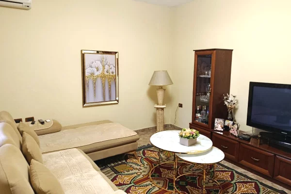 Jepet vile 4 kateshe me qira , tek Xhamlliku , tek Rruga Arkitekt Sinani , Rruga 5 Maji , Brryli , O