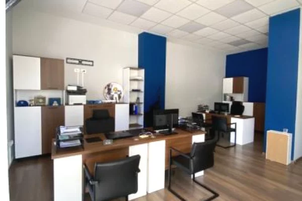 Jepet ambient biznesi me qira , tek Rruga Ndre Mjeda , prane Rezidences Alba , ish parku i autobusav