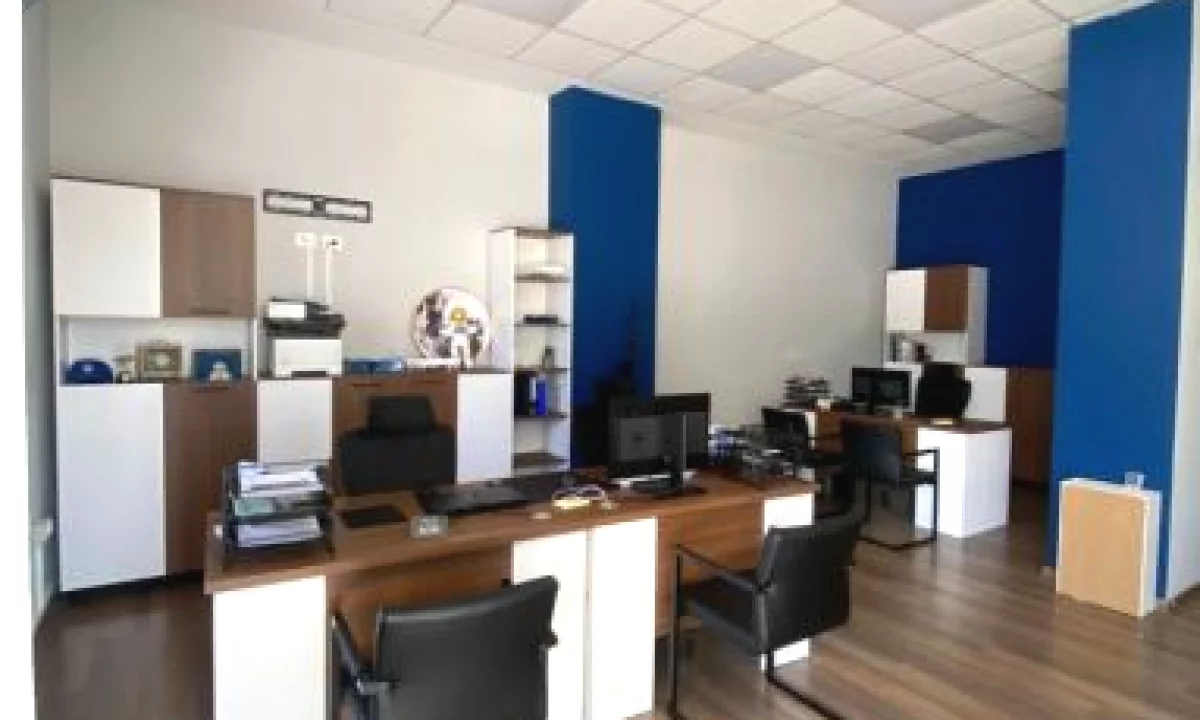 Jepet ambient biznesi me qira , tek Rruga Ndre Mjeda , prane Rezidences Alba , ish parku i autobusav