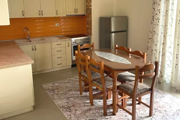 Shtepi me qera 2+1 ne Tirane - 42,000 Leke