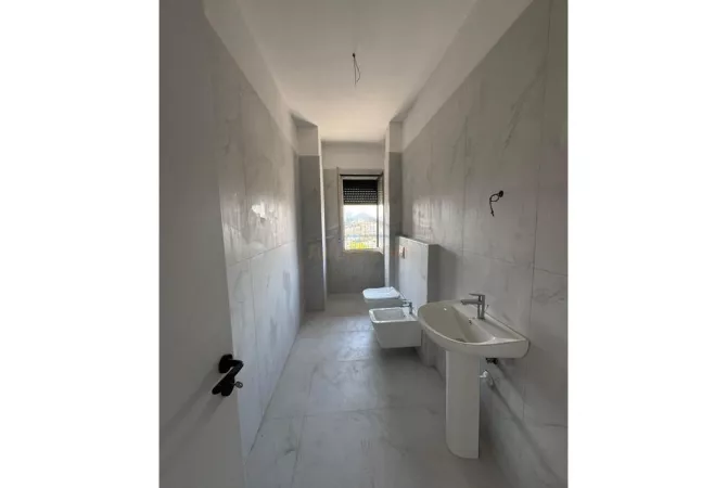 Shtepi ne shitje Apartament ne Tirane, 2+1, Mobilimi Bosh, pa mobiluar, Pagesa 96,000  Euro.