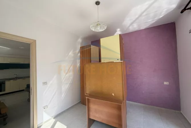 Shtepi ne shitje Apartament ne Tirane, 1+1, Mobilimi Pjeserisht e mobiluar, Pagesa 89,000  Euro.
