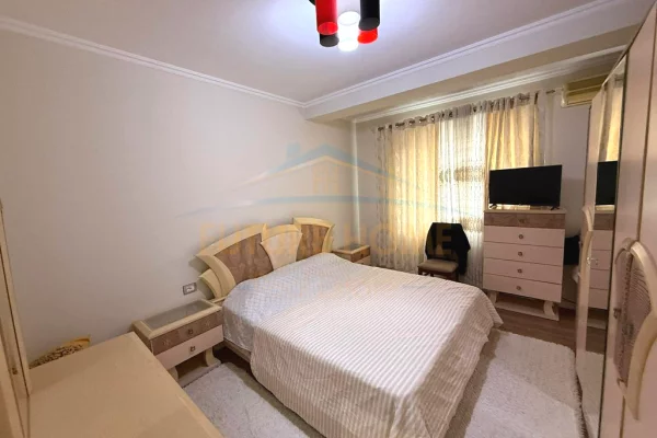 Shtepi ne shitje Apartament ne Tirane, 3+1, Mobilimi E mobiluar, Pagesa 250,000  Euro.