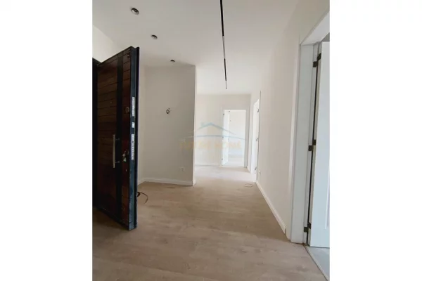 Shtepi ne shitje Apartament ne Tirane, 2+1, Mobilimi Bosh, pa mobiluar, Pagesa 235,000  Euro.