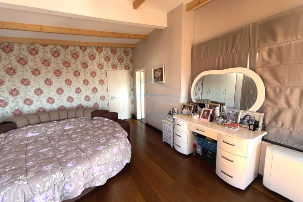 Shtepi ne shitje Duplex(shtepi me 2 kate) ne Tirane, 3+1, Mobilimi E mobiluar, Pagesa 510,000  Euro.