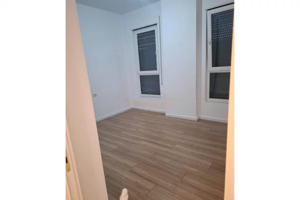 Shtepi ne shitje Apartament ne Tirane, 2+1, Mobilimi Bosh, pa mobiluar, Pagesa 135,000  Euro.