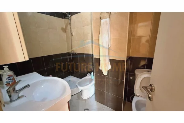 Shtepi ne shitje Apartament ne Tirane, 1+1, Mobilimi E mobiluar, Pagesa 140,000  Euro.