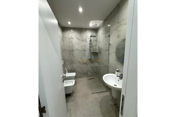 Shtepi ne shitje Apartament ne Tirane, 2+1, Mobilimi E mobiluar, Pagesa 235,000  Euro.