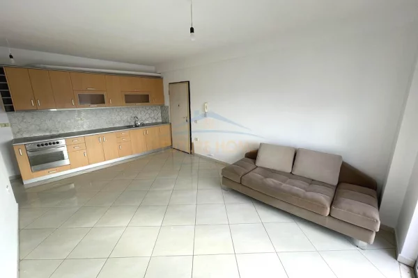 Shtepi ne shitje Apartament ne Tirane, 1+1, Mobilimi Pjeserisht e mobiluar, Pagesa 84,000  Euro.