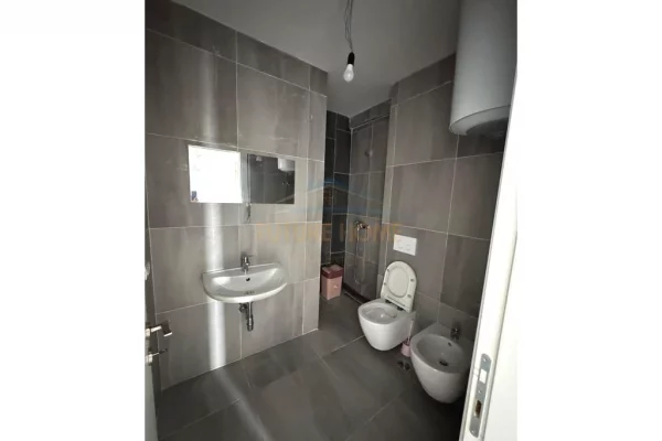 Shtepi ne shitje Apartament ne Tirane, 2+1, Mobilimi Bosh, pa mobiluar, Pagesa 204,000  Euro.