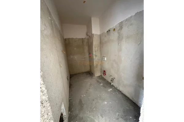 Shtepi ne shitje Apartament ne Tirane, 1+1, Mobilimi Bosh, pa mobiluar, Pagesa 78,000  Euro.