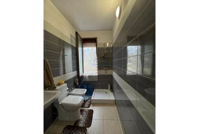 Shtepi ne shitje Apartament ne Tirane, 2+1, Mobilimi E mobiluar, Pagesa 144,000  Euro.