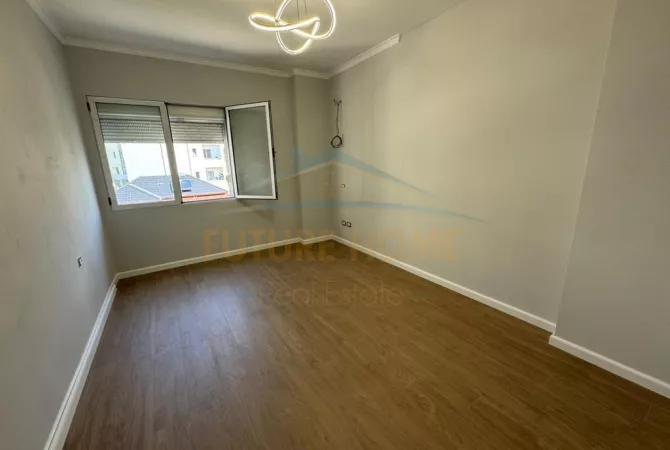 Shtepi ne shitje Apartament ne Tirane, 2+1, Mobilimi Bosh, pa mobiluar, Pagesa 135,000  Euro.