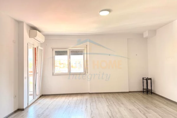 Shtepi ne shitje Apartament ne Tirane, 3+1, Mobilimi Pjeserisht e mobiluar, Pagesa 236,001  Euro.