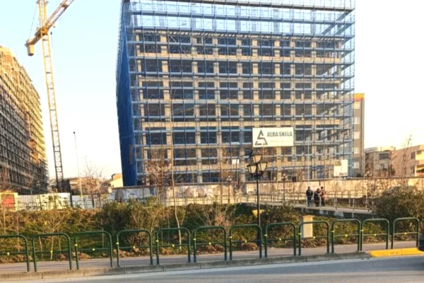 Shtepi ne shitje Apartament ne Tirane, 3+1, Mobilimi Bosh, pa mobiluar, Pagesa 185,000  Euro.