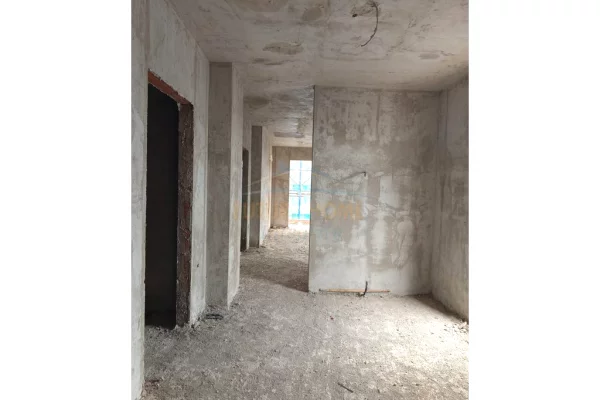 Shtepi ne shitje Apartament ne Tirane, 3+1, Mobilimi Bosh, pa mobiluar, Pagesa 185,000  Euro.