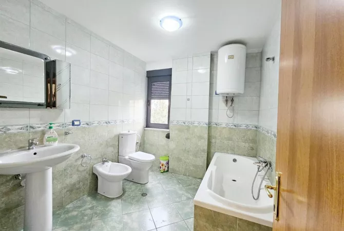 ZYRE ME QERA 132 M2 QENDER 950 EURO