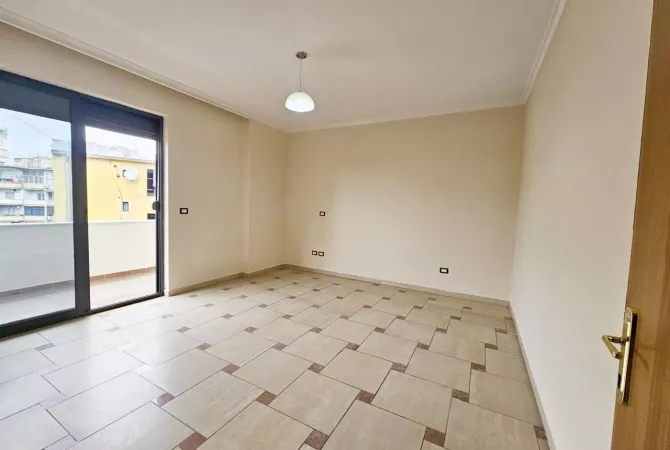 Ambient biznesi me qera 3+1 ne Tirane - 950 Euro