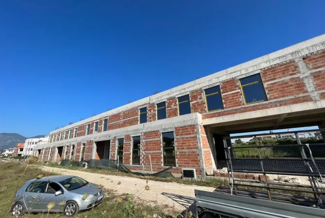 Ambiente Commerciale in Affitto 4+1 a Tirana - 9,000 Euro
