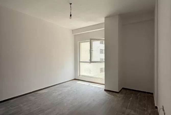 Ambiente Commerciale in Affitto 3+1 a Tirana - 900 Euro