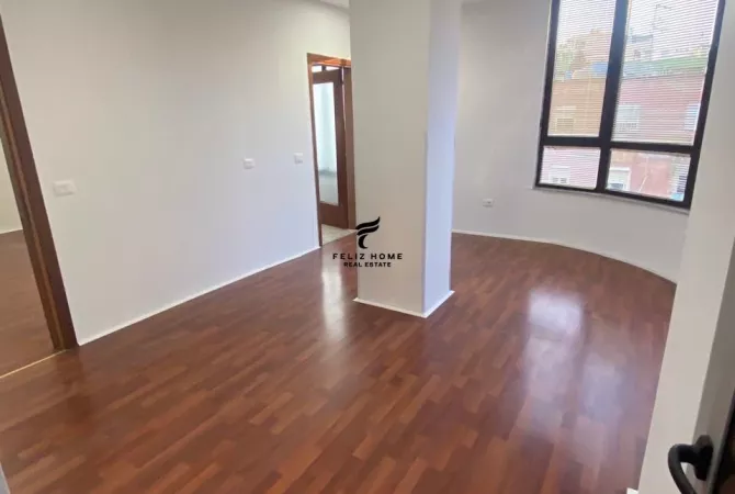 Ambiente Commerciale in Affitto 3+1 a Tirana - 1,400 Euro