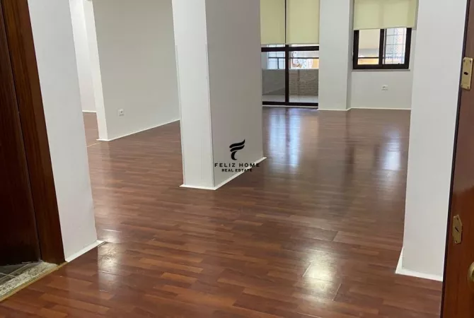 Ambiente Commerciale in Affitto 3+1 a Tirana - 1,400 Euro