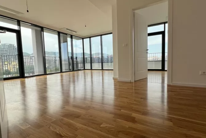 Ambiente Commerciale in Affitto 3+1 a Tirana - 1,400 Euro